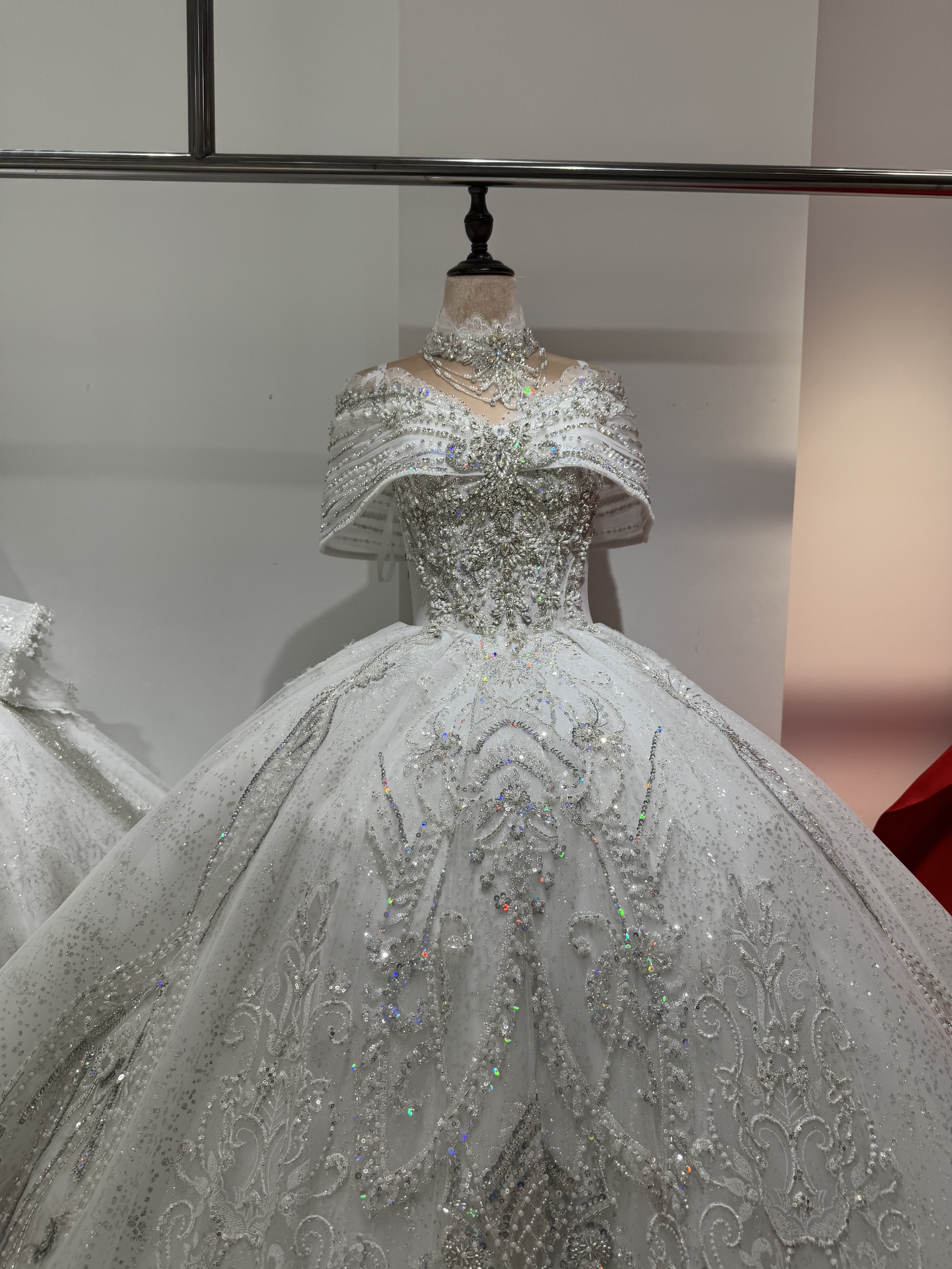 激売れ人気商品　オフショルダー　二の腕を隠せる　ロングトレーン　編み上げ　たっぷりなレース　フレアスカート　音楽会演奏会