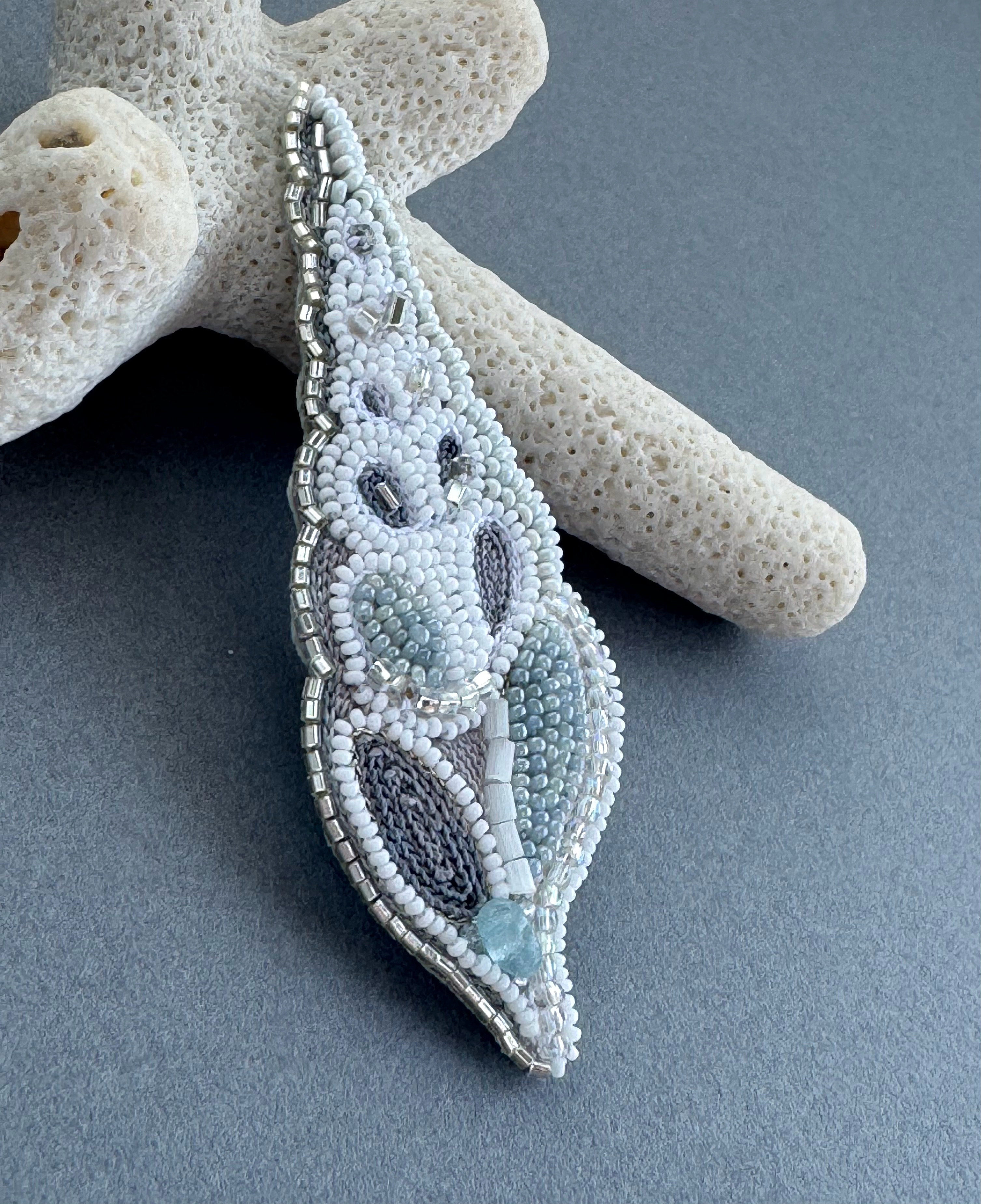 貝殻ブローチno.3 オートクチュールビーズ刺繍