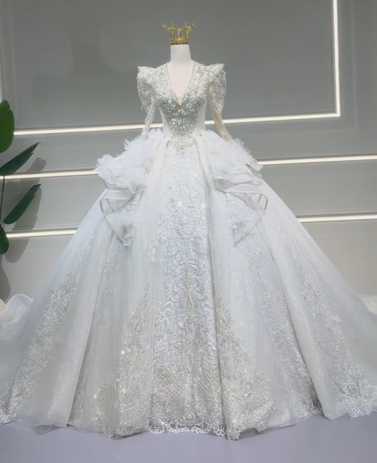 上質　vネック　トレーン　アンティーク　シースルー長袖　可憐なレース　サイズオーダー可能　編みあげ　冬婚2026春婚挙式