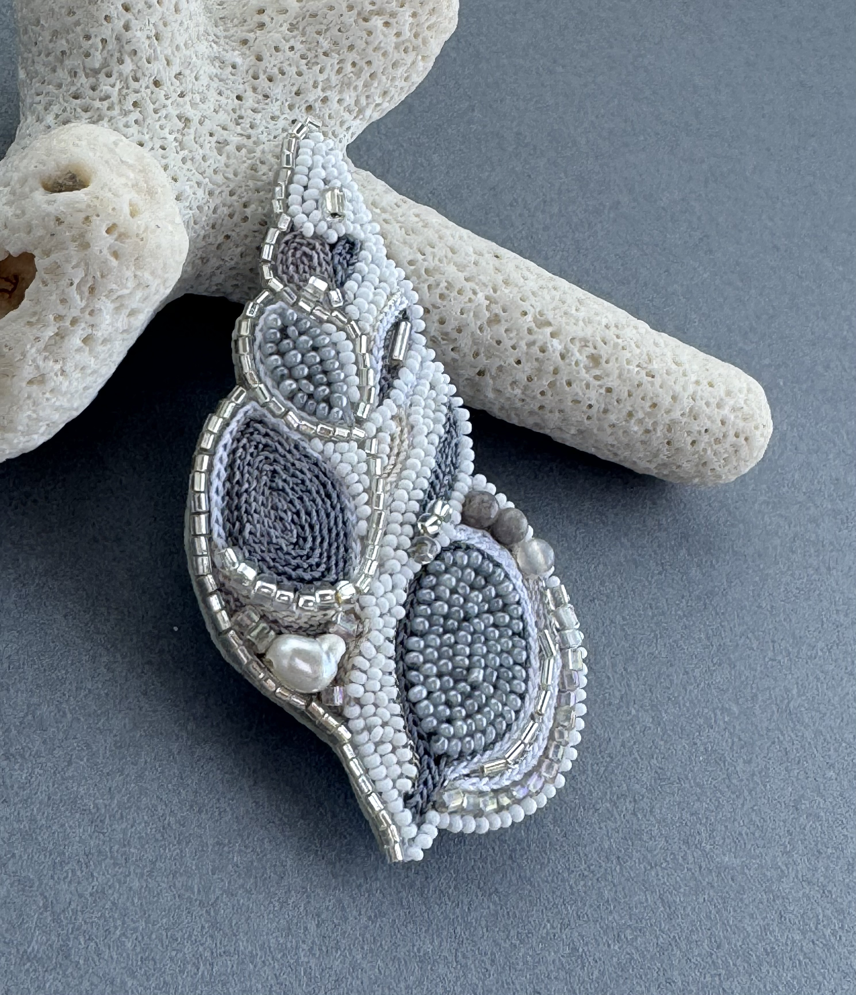 貝殻ブローチno.5 オートクチュールビーズ刺繍