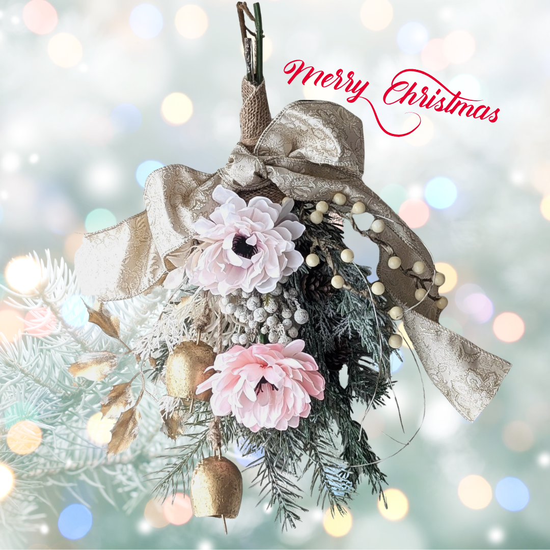 すぐに飾れる！毎年可愛い！ピンクアネモネとホワイトベリーとベルが優しいクリスマススワッグ