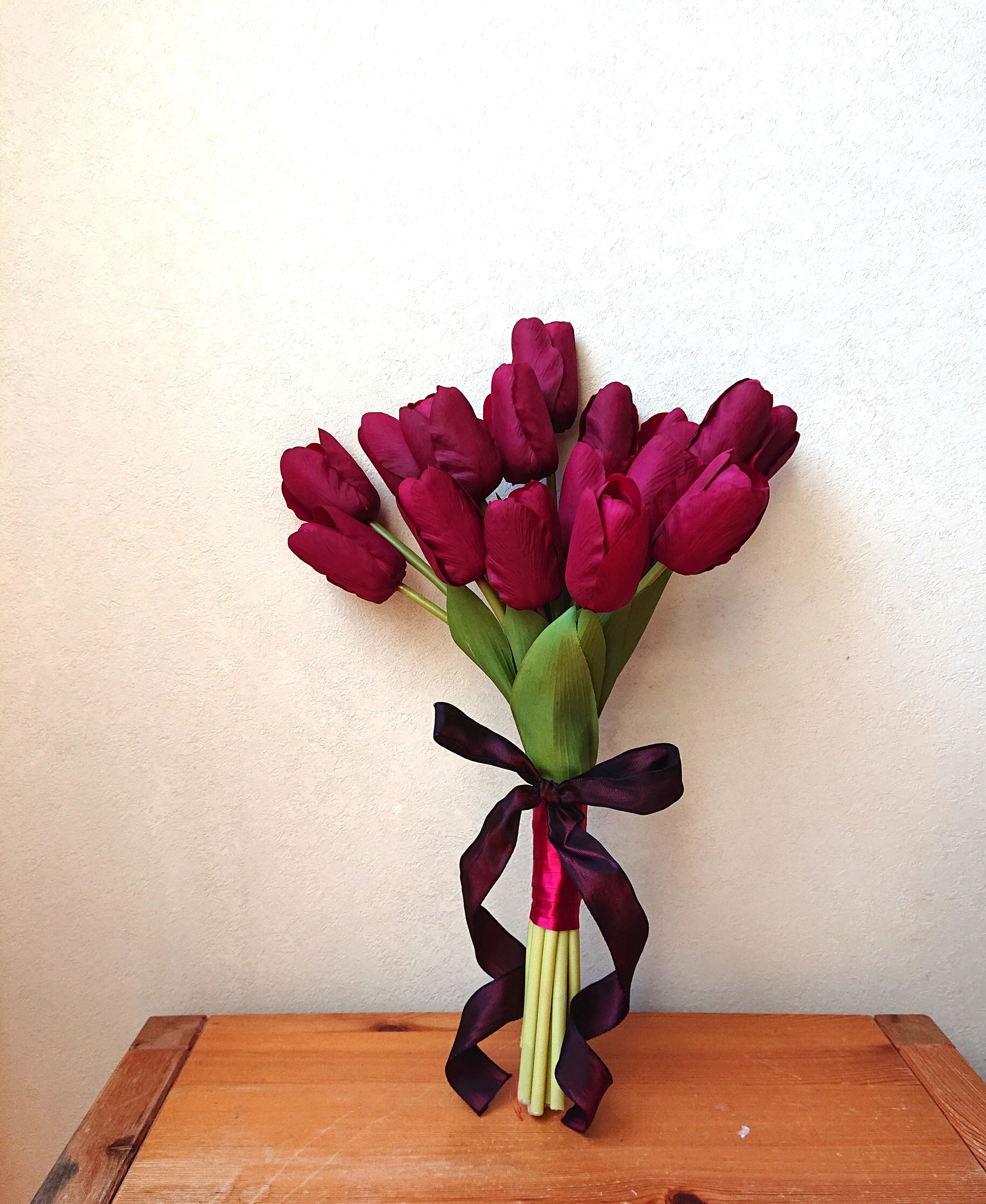 ブラックドレスに合うチューリップのクラッチブーケ♪ブートニア付き♪生花みたいに綺麗な造花です♪高品質なのに安い