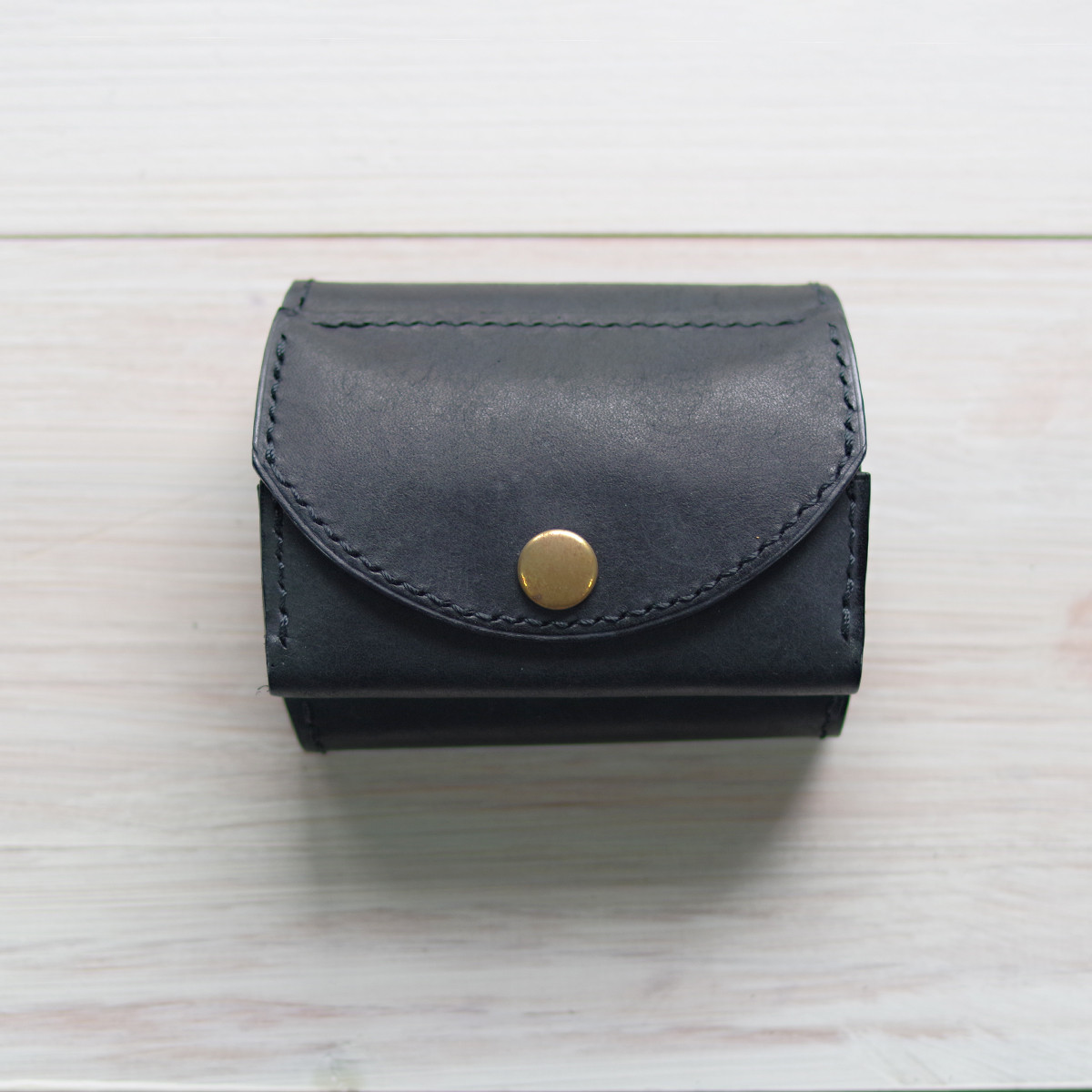 大容量お洒落なコンパクト三つ折り財布　ブラック　イタリアンレザー　総手縫い仕上げ　送料無料