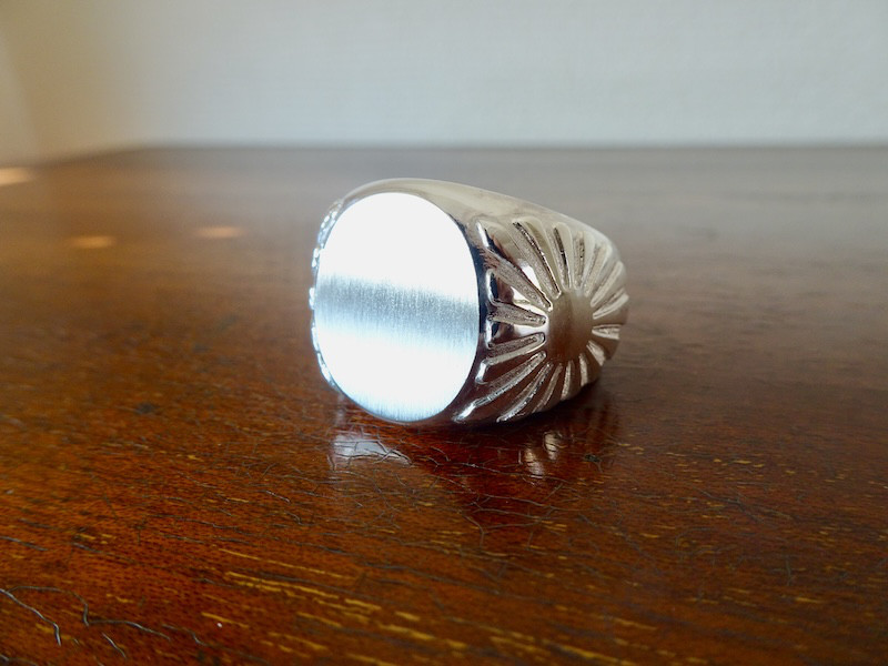 仁尾彫金『太陽の楕円印台リング、ヘアライン』ハンドメイド467