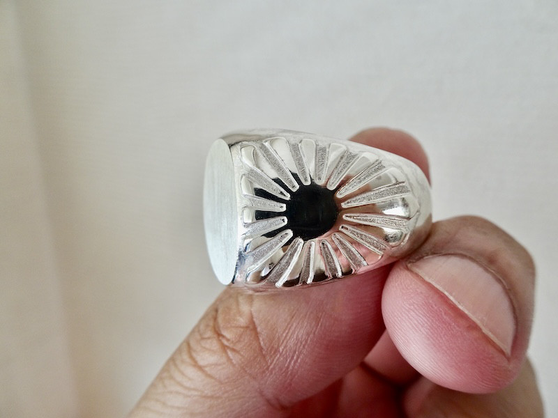 仁尾彫金『太陽の楕円印台リング、ヘアライン』ハンドメイド467