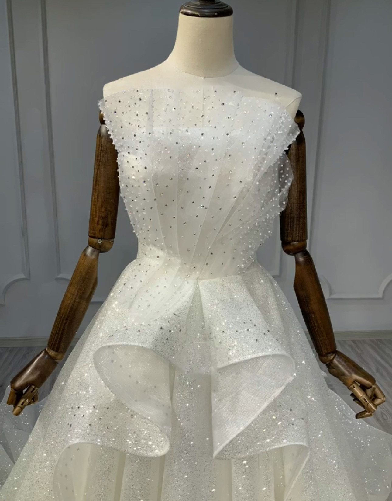 抜群のお洒落見え　チューブトップ　袖無し　素材感を際立つ　目立つ　たっぷりストーン　グッリター　優雅　編みあげトレーン