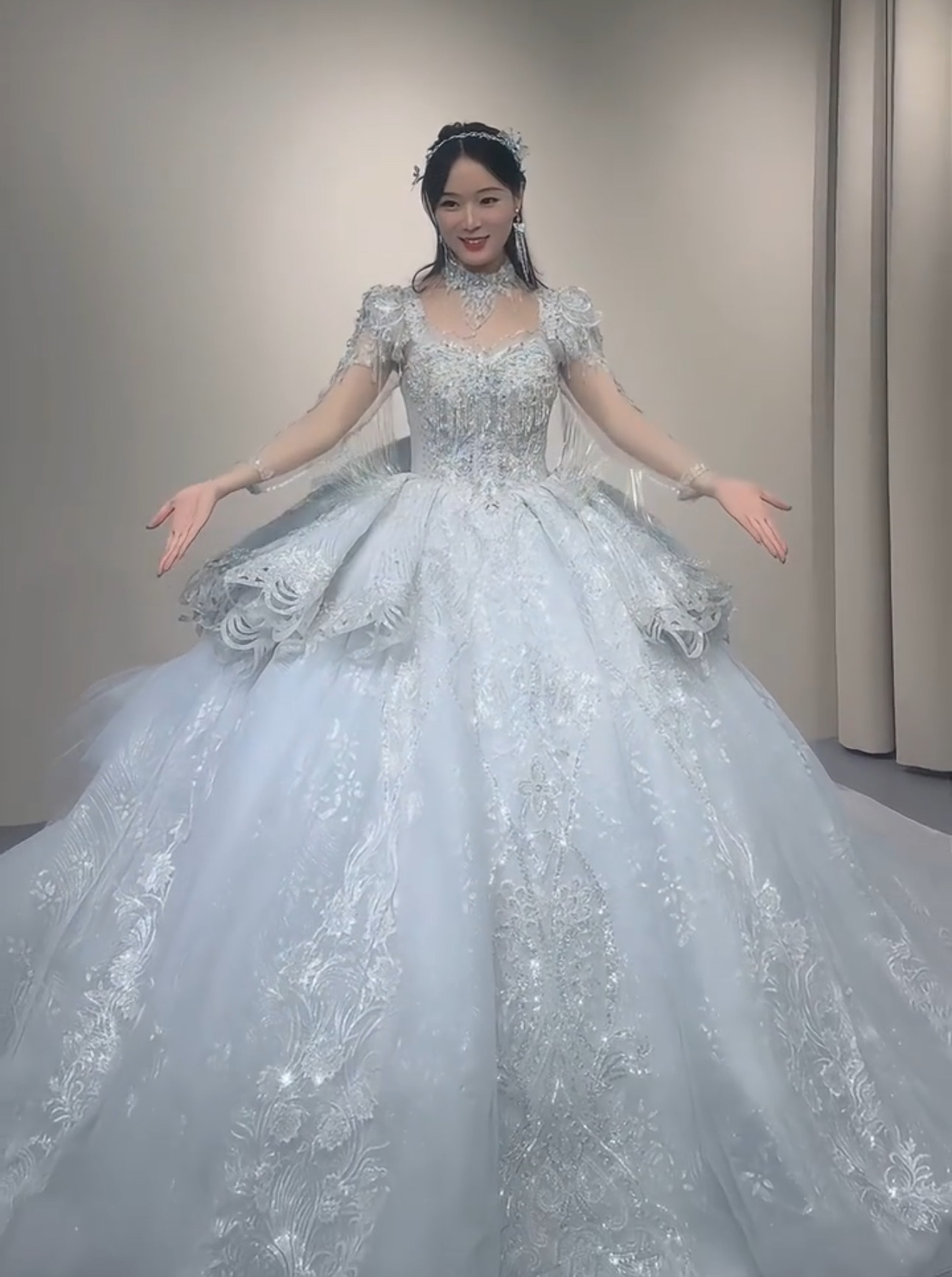 高級感溢れる　シースルー長袖　贅沢なストーン　バックリボン　ブルーグレー　ラメ入りきらきらスカート編みあげ花柄のモチーフ