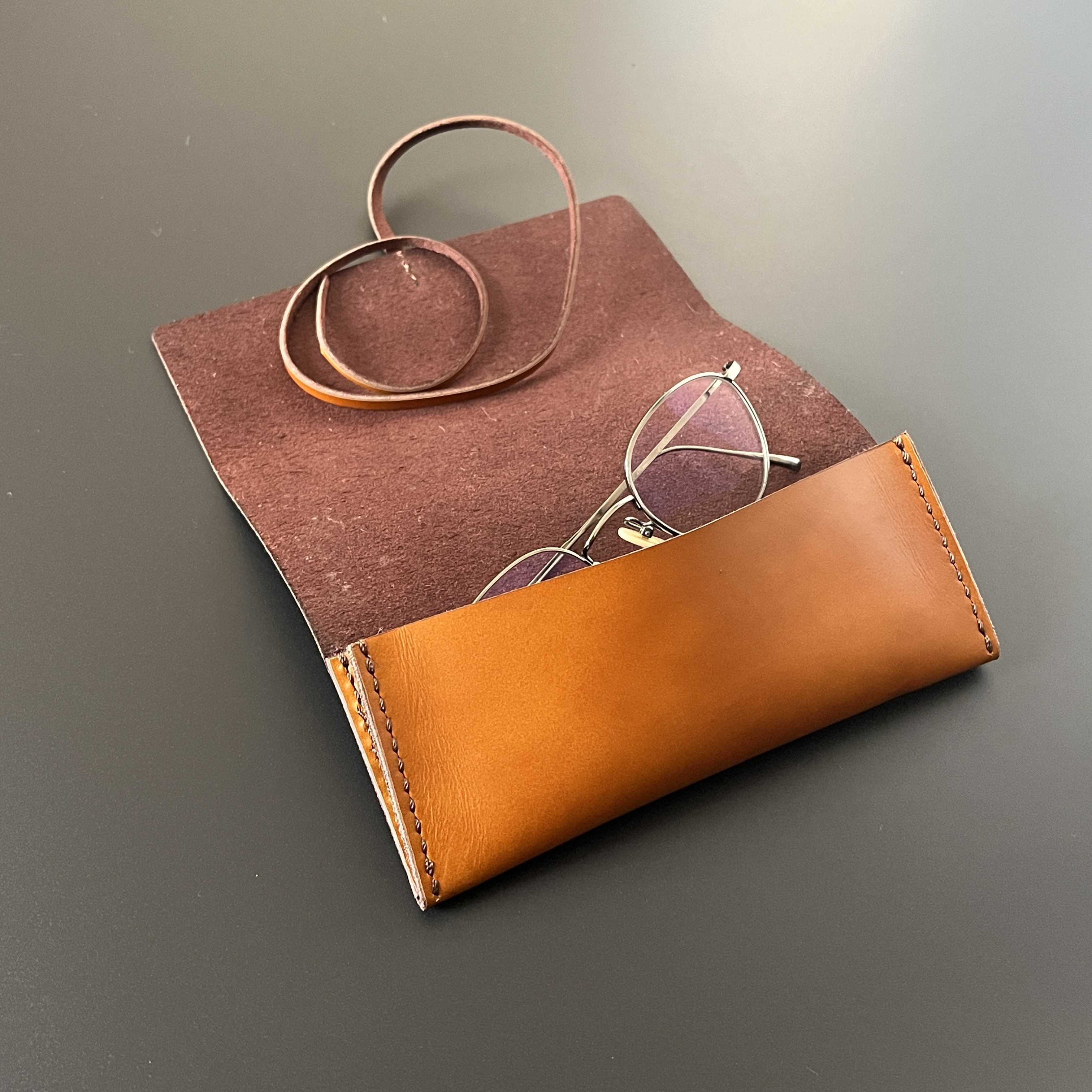 【メガネケース】 牛革　キャメル 手縫い 紐巻き 姫路レザー使用
