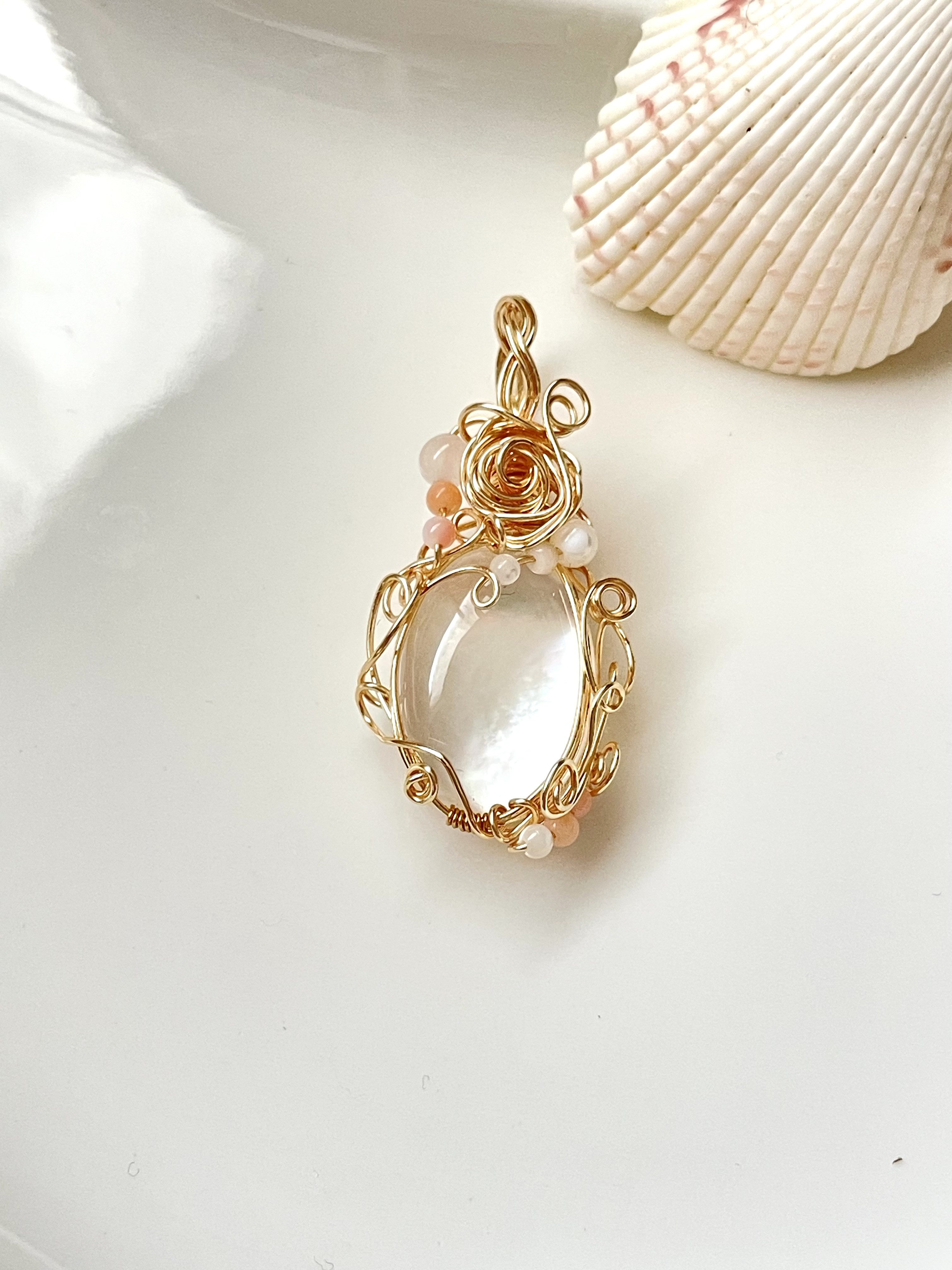 〜潮風のきらめき〜ホワイトシェル　クリスタル　ダブレット　ペンダントトップ(天然石　天然石アクセサリー　白蝶貝　クォーツ