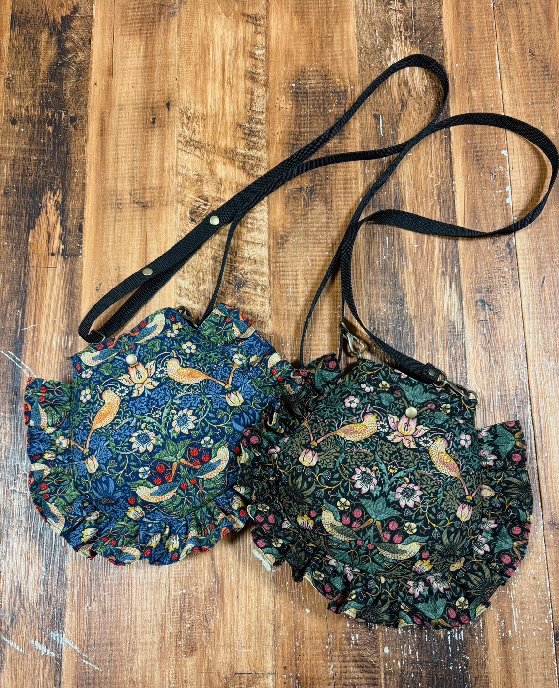 【受注制作】まんまるフリルバッグ　モリスコレクションいちご泥棒柄　スマホポーチ