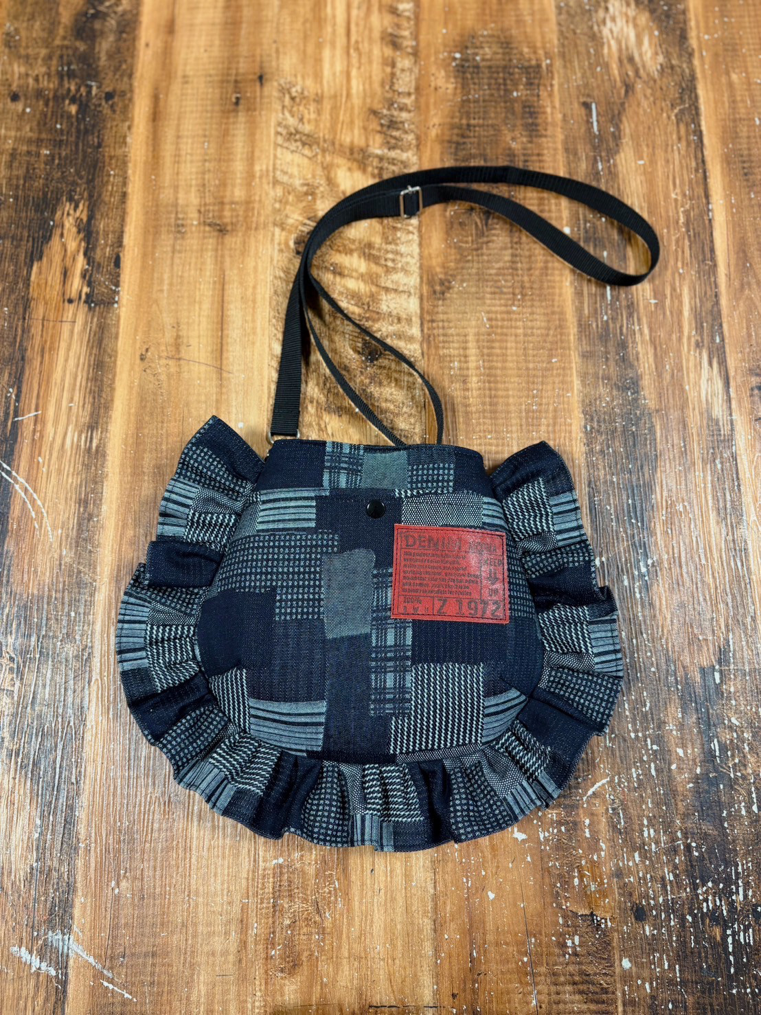 まんまるフリルバッグ児島デニムパッチワーク柄　スマホポーチ