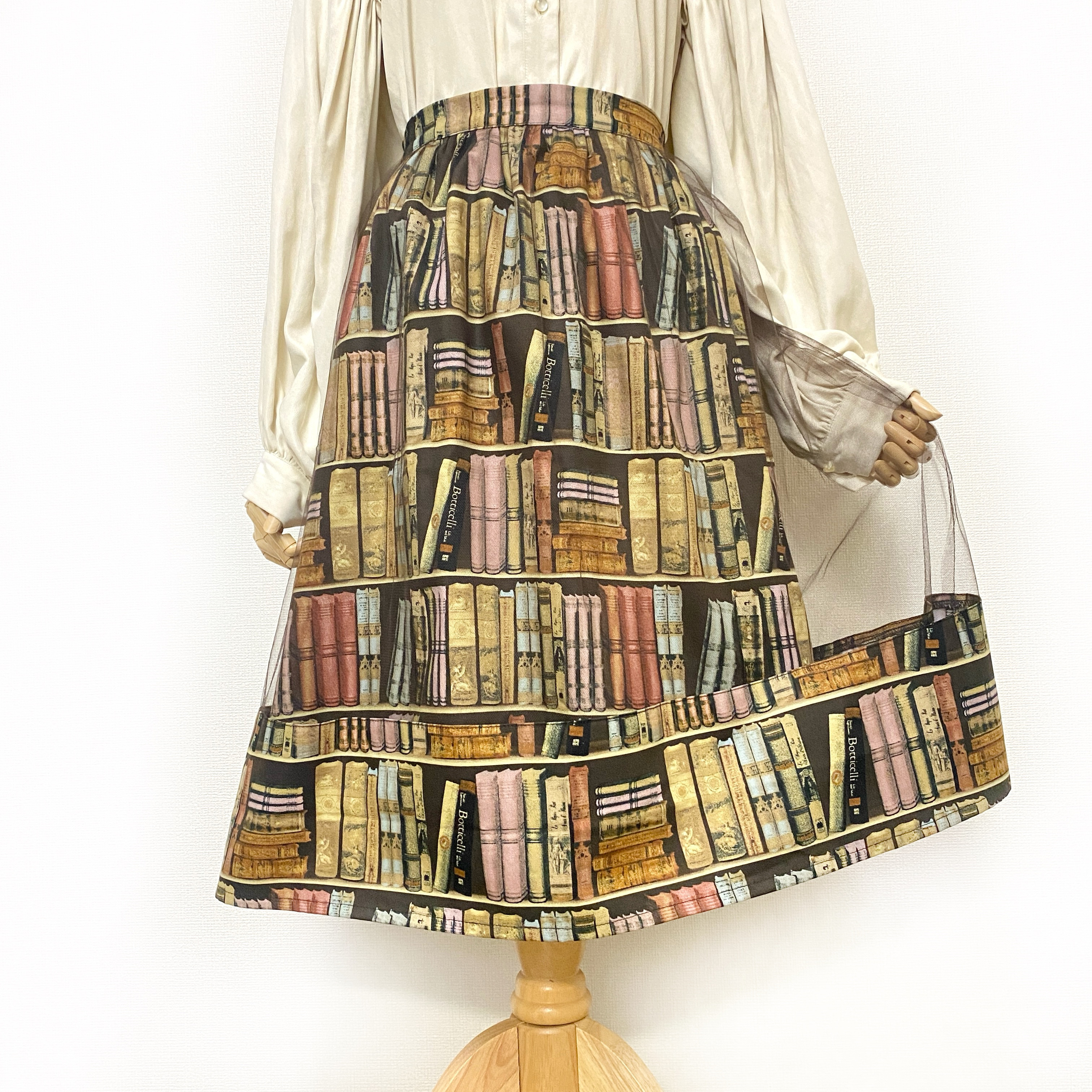 新色＊ チュール重ねのレトロな本棚柄スカート