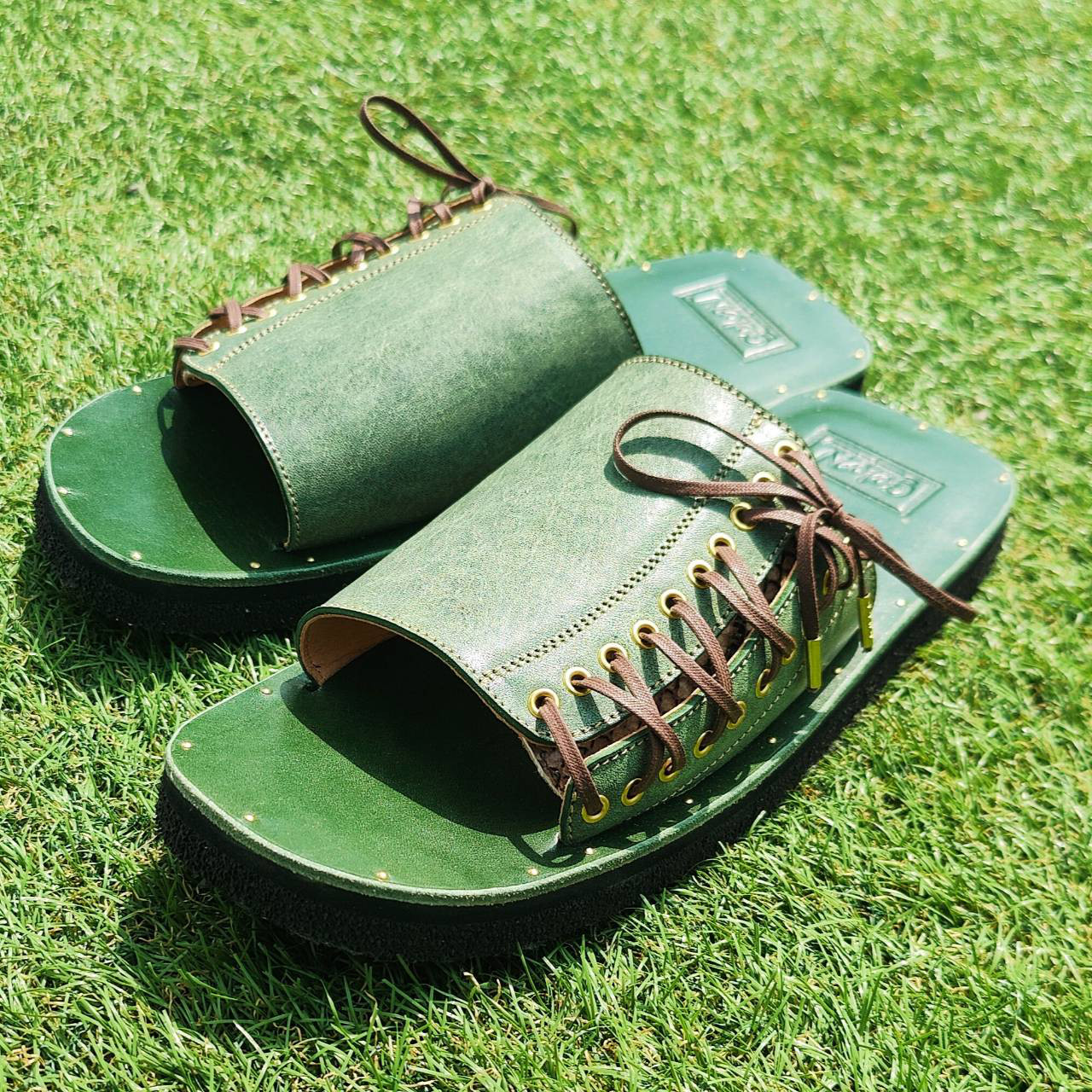 【受注生産：グリーンxグリーン】春から秋まで使える経年変化が楽しいサイドレースレザーサンダル【22cm～27cm】