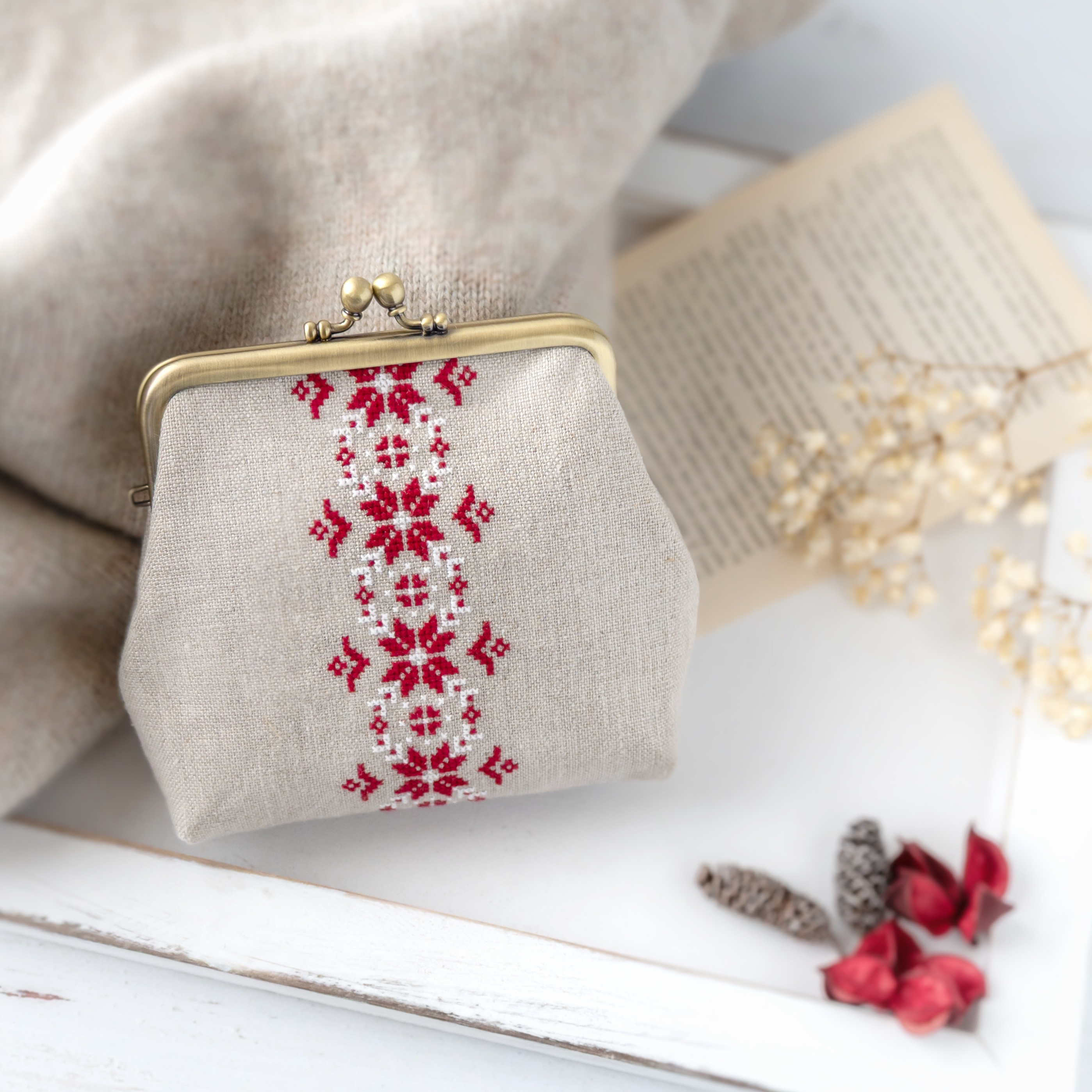 手刺繍リネンのがま口ポーチ（M）｜北欧模様｜化粧ポーチにも◎｜レッド