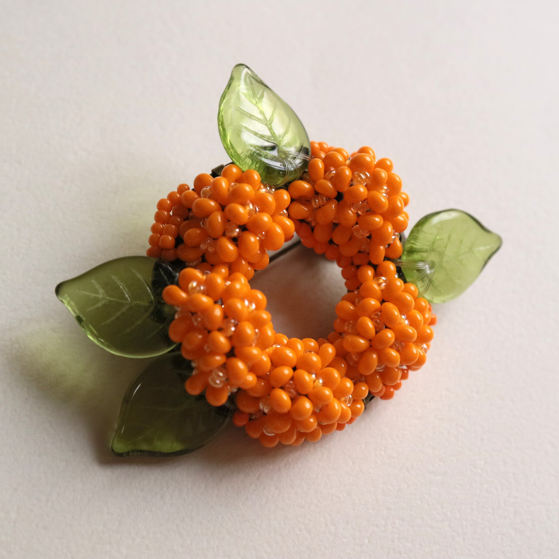 金木犀のブローチ＊秋 きんもくせい 花 オレンジ シードビーズ 繊細 オレンジ