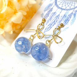 青と紫のグラデーションのプリザーブドフラワーボール型樹脂イヤリング、美しいものの完璧なシリーズ 3枚目の画像