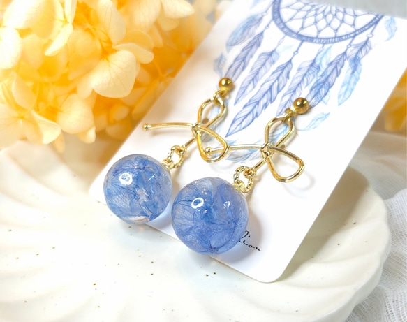 青と紫のグラデーションのプリザーブドフラワーボール型樹脂イヤリング、美しいものの完璧なシリーズ 3枚目の画像