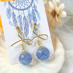 青と紫のグラデーションのプリザーブドフラワーボール型樹脂イヤリング、美しいものの完璧なシリーズ 2枚目の画像