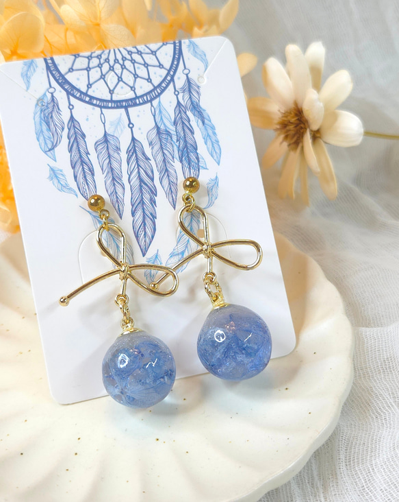 青と紫のグラデーションのプリザーブドフラワーボール型樹脂イヤリング、美しいものの完璧なシリーズ 2枚目の画像