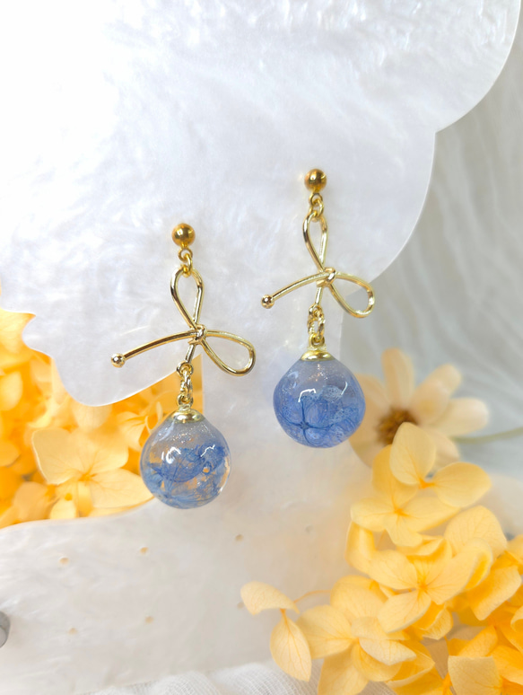 青と紫のグラデーションのプリザーブドフラワーボール型樹脂イヤリング、美しいものの完璧なシリーズ 1枚目の画像