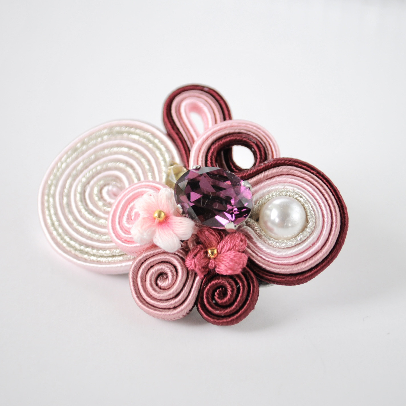 キラキラ綺麗め記念日につけたくなるソウタシエブローチ　レッド❤️贈り物　軽いアクセサリー