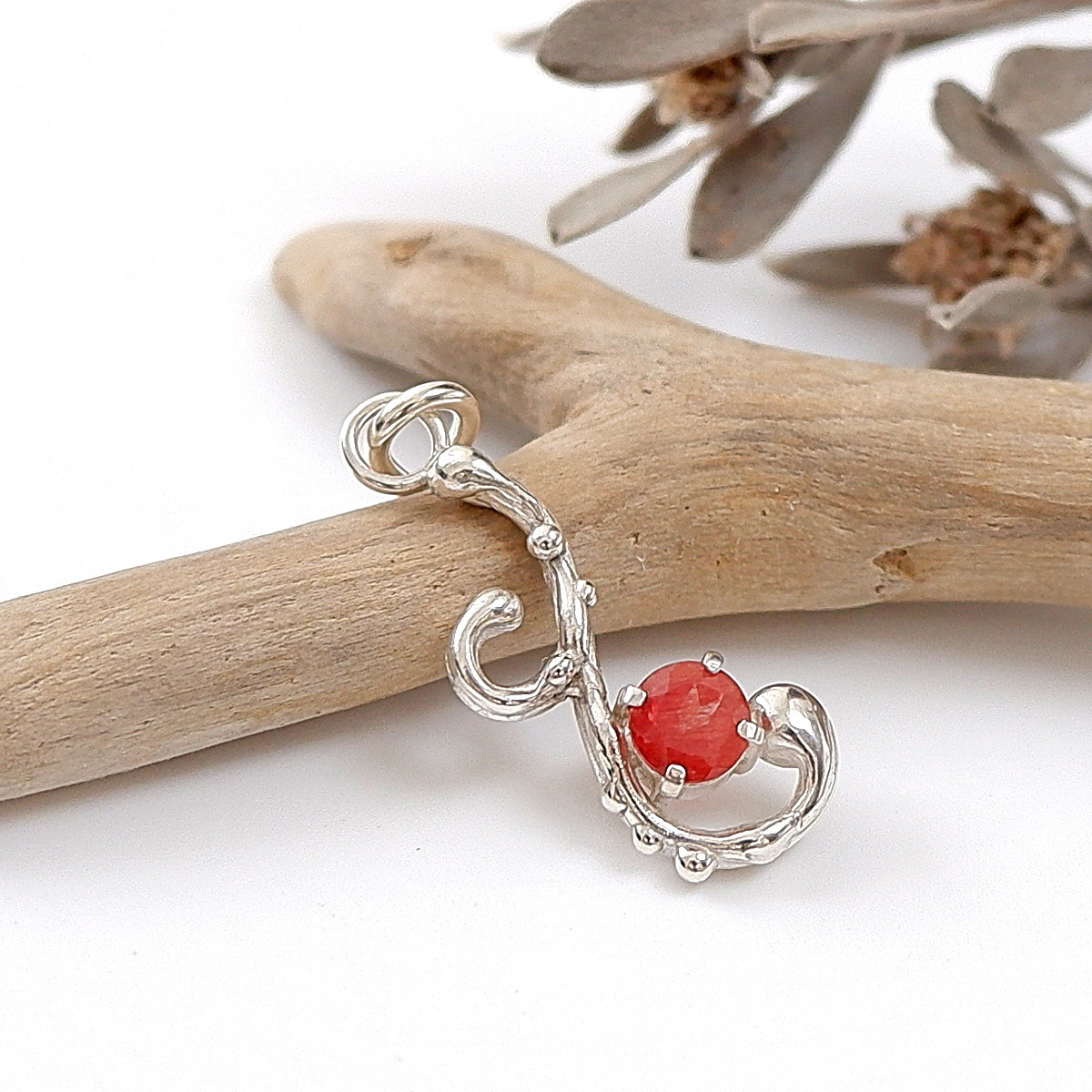 ～赤き芽吹きの調べ～　アンデシンのデザインペンダント　天然石アクセサリー　一点物   macari