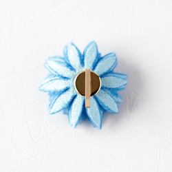 アクアブルーの立体刺繍ダリアポニーフック 3枚目の画像
