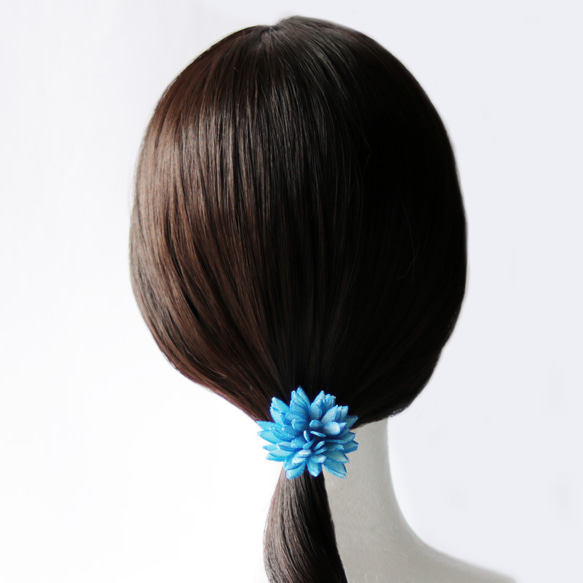 アクアブルーの立体刺繍ダリアポニーフック 7枚目の画像