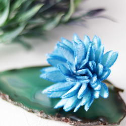 アクアブルーの立体刺繍ダリアポニーフック 1枚目の画像