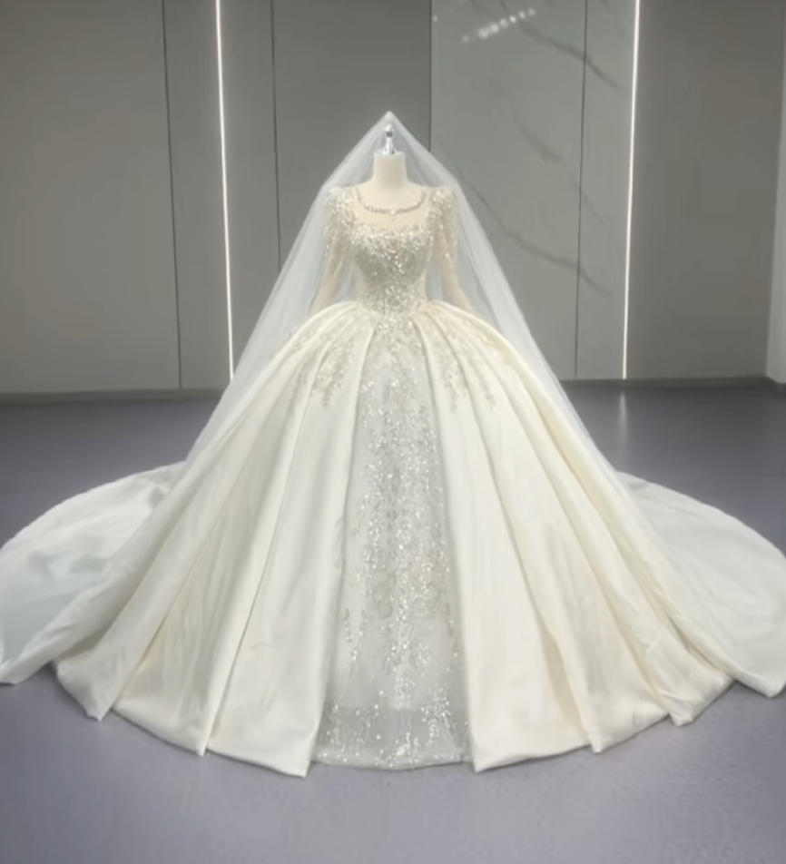 韓国風　華やかな引裾　魅惑のレース　ストーン　グッリタービジュー　イリュージョン　スクエアネック　光沢感ウェディング挙式