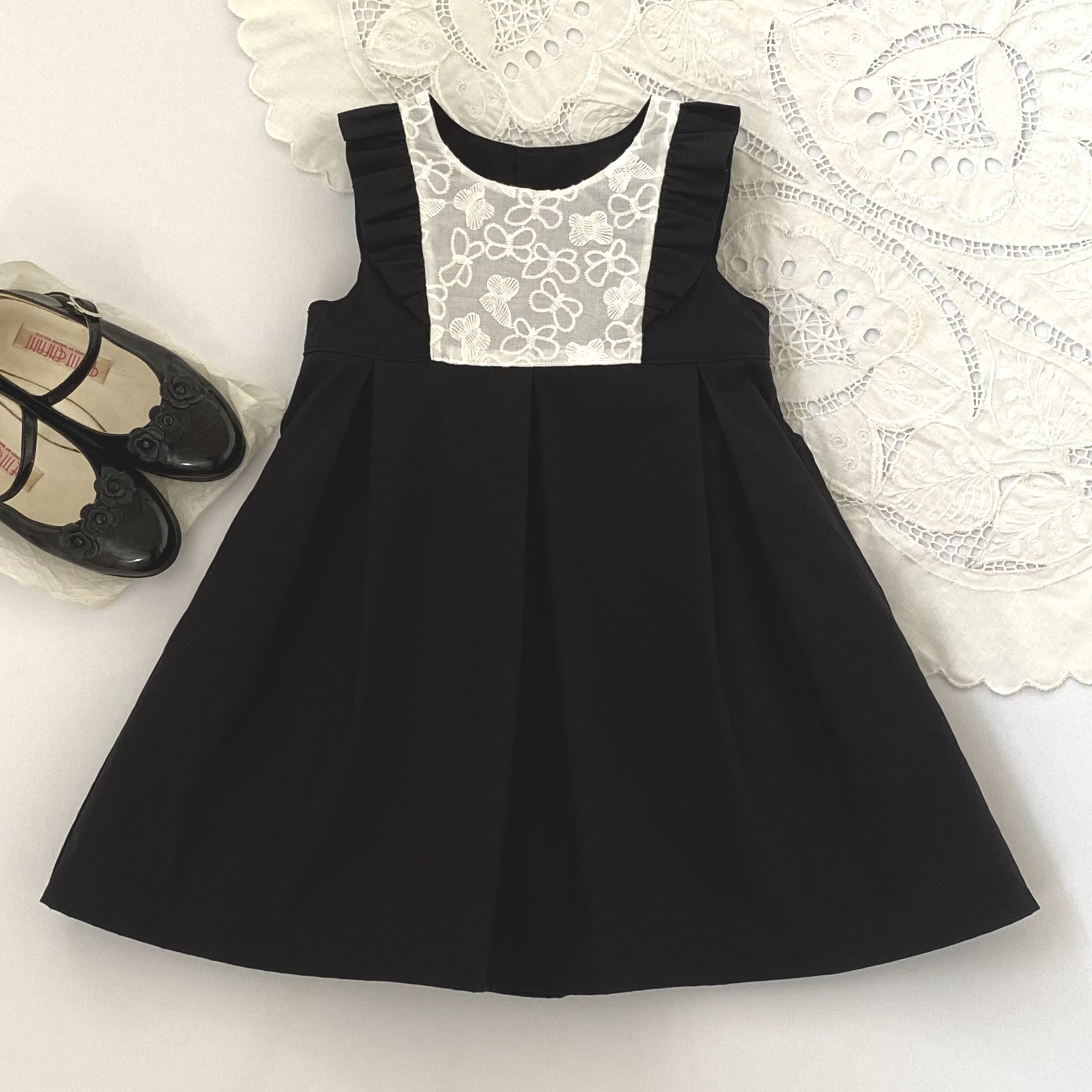 ちょうちょ柄のレースが可愛いブラックワンピース　刺繍　春夏秋冬　モノトーン　90,100,110,120,130,140
