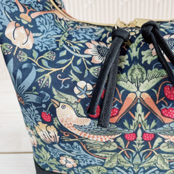 倉敷帆布　ウィリアムモリス　いちご泥棒　2way　ショルダーバッグ　軽量　自立　ホーボーバッグ　ハーフムーンバッグ　　 4枚目の画像