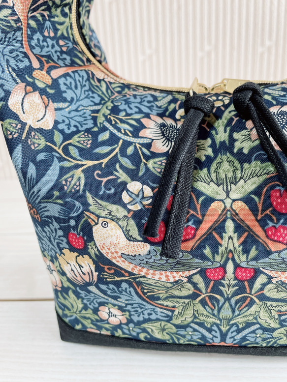 倉敷帆布　ウィリアムモリス　いちご泥棒　2way　ショルダーバッグ　軽量　自立　ホーボーバッグ　ハーフムーンバッグ　　 4枚目の画像