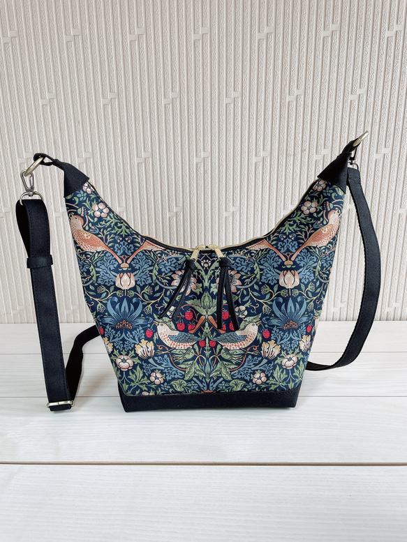 倉敷帆布　ウィリアムモリス　いちご泥棒　2way　ショルダーバッグ　軽量　自立　ホーボーバッグ　ハーフムーンバッグ　　 2枚目の画像