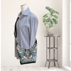 倉敷帆布　ウィリアムモリス　いちご泥棒　2way　ショルダーバッグ　軽量　自立　ホーボーバッグ　ハーフムーンバッグ　　 6枚目の画像