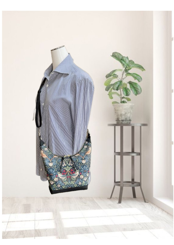 倉敷帆布　ウィリアムモリス　いちご泥棒　2way　ショルダーバッグ　軽量　自立　ホーボーバッグ　ハーフムーンバッグ　　 6枚目の画像