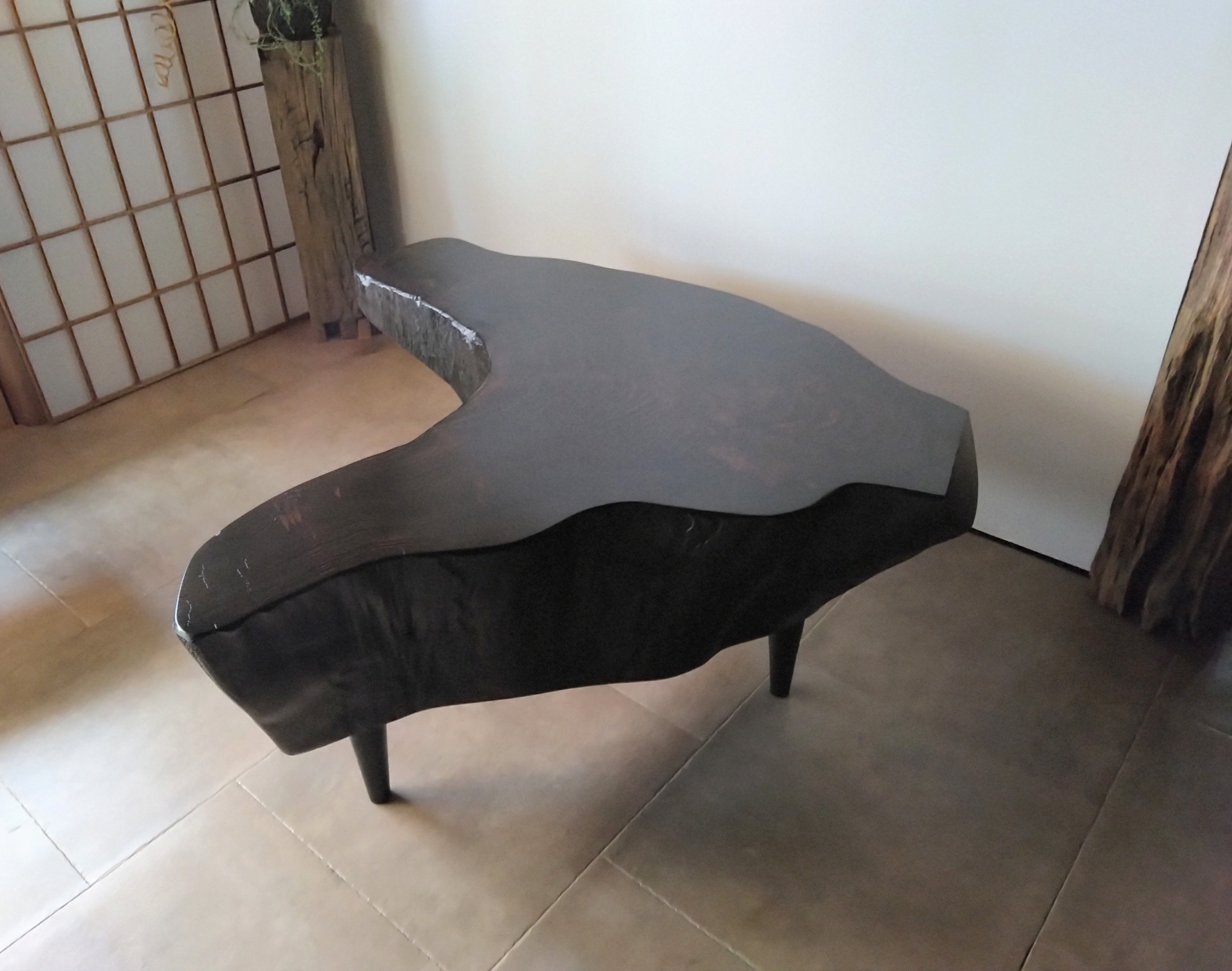 とても分厚い杉の輪切りテーブル