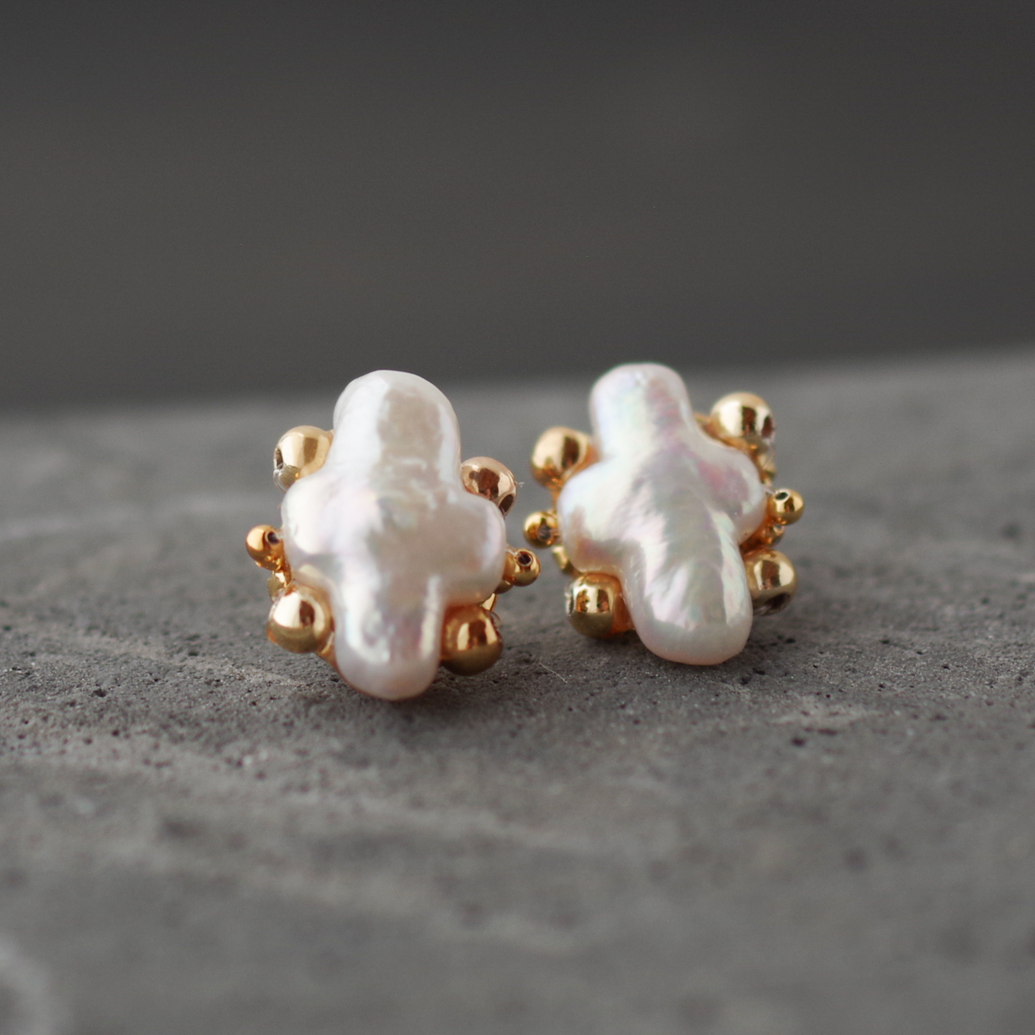 【新作】クロス淡水パールとヴィンテージビーズの耳飾り　14kgfピアスorイヤリング