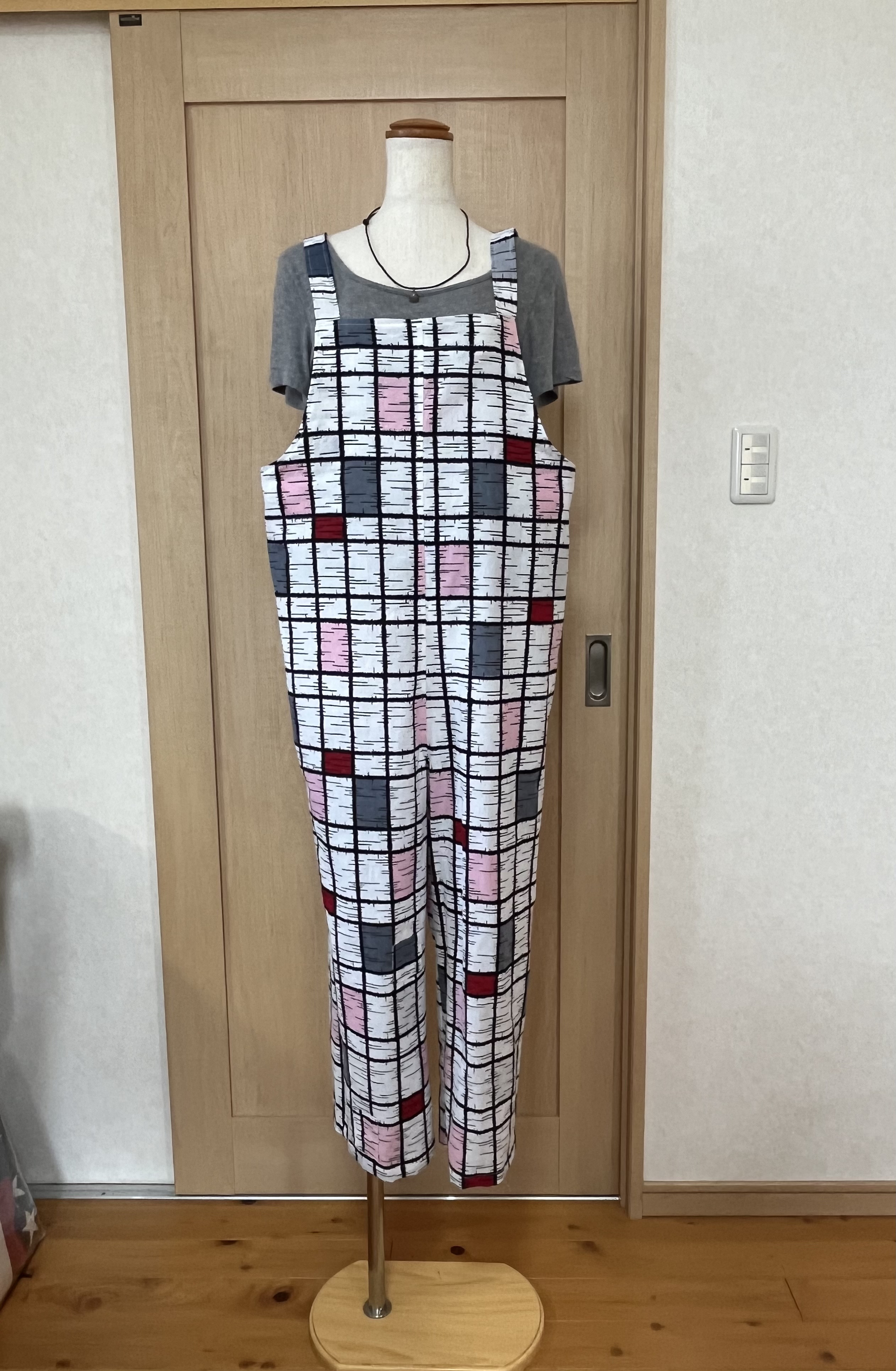 浴衣の大人可愛いサロペットパンツ　ゆったりで後ろボタンがポイント　Ｍ〜L コットン100% パッチワーク