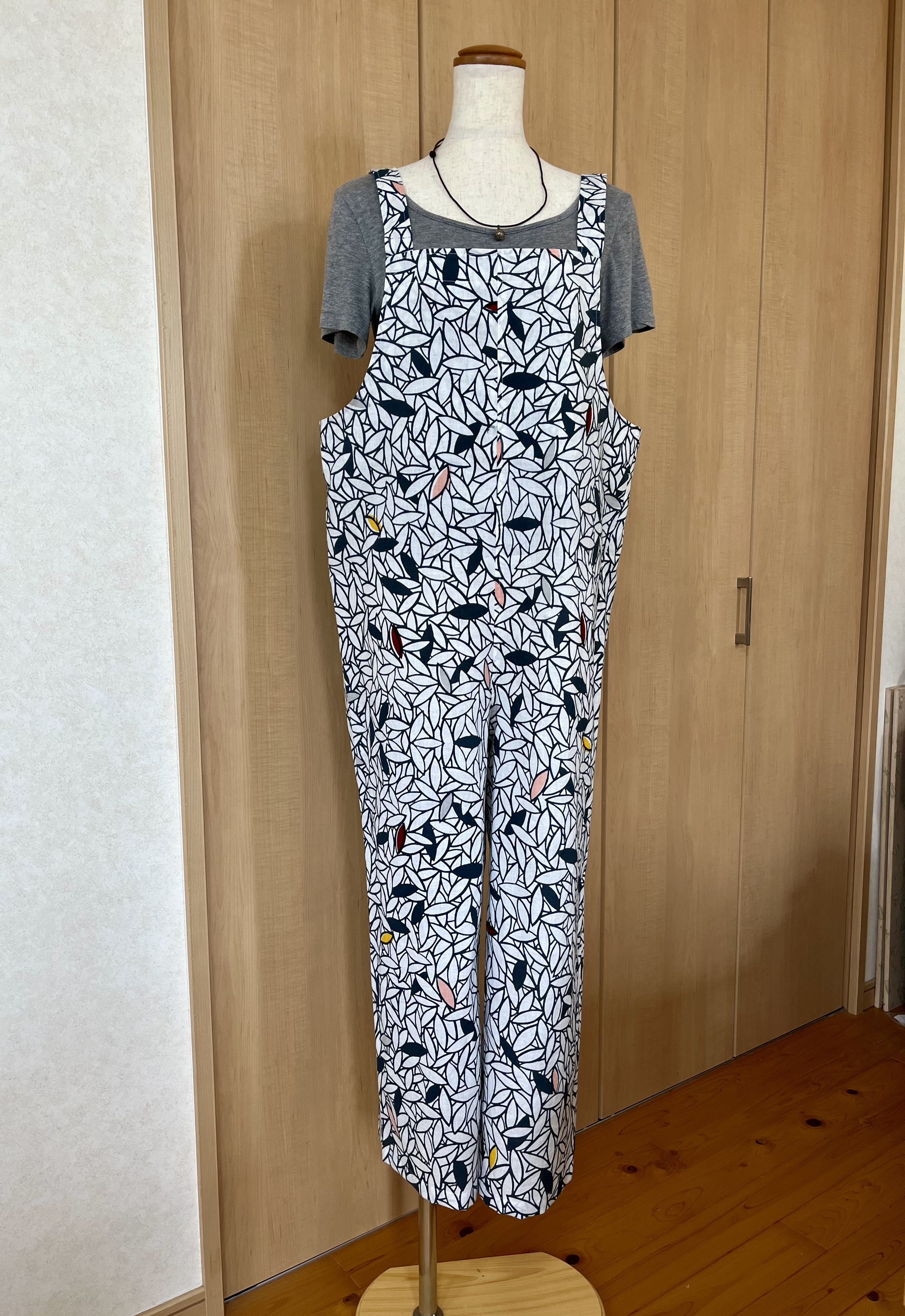 浴衣の大人可愛いサロペットパンツ　ゆったりで後ろボタンがポイント　Ｍ〜L コットン100% 木の葉