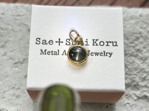 K24純金 スキャポライト・キャッツアイ◇ペンダントトップ 1枚目の画像