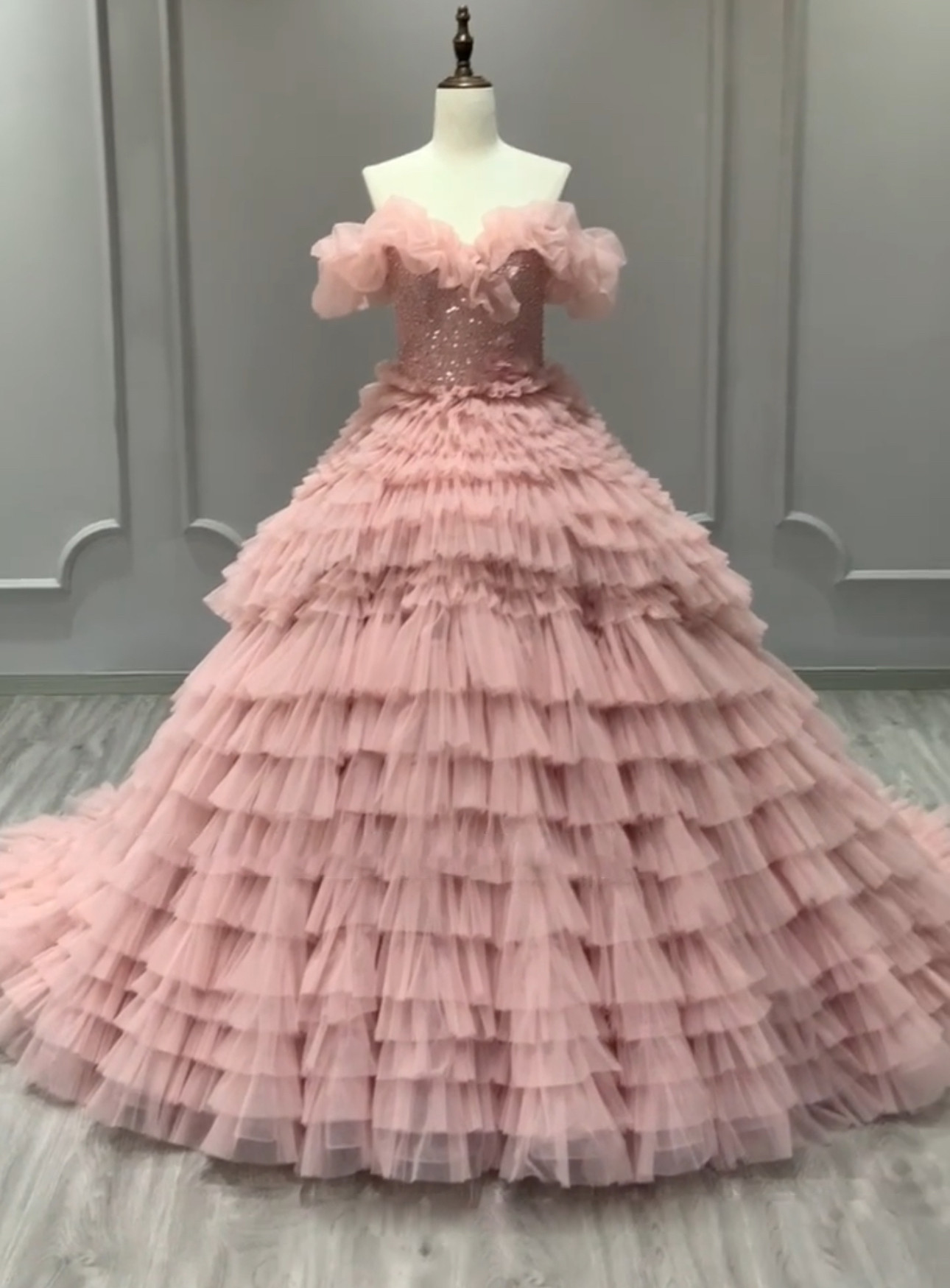 くすみピンク　可愛い　胸フリル　フレアオフショルダー　二の腕を隠せる　ハンドドレープ　きらきらスパコールお姫様ブライダル