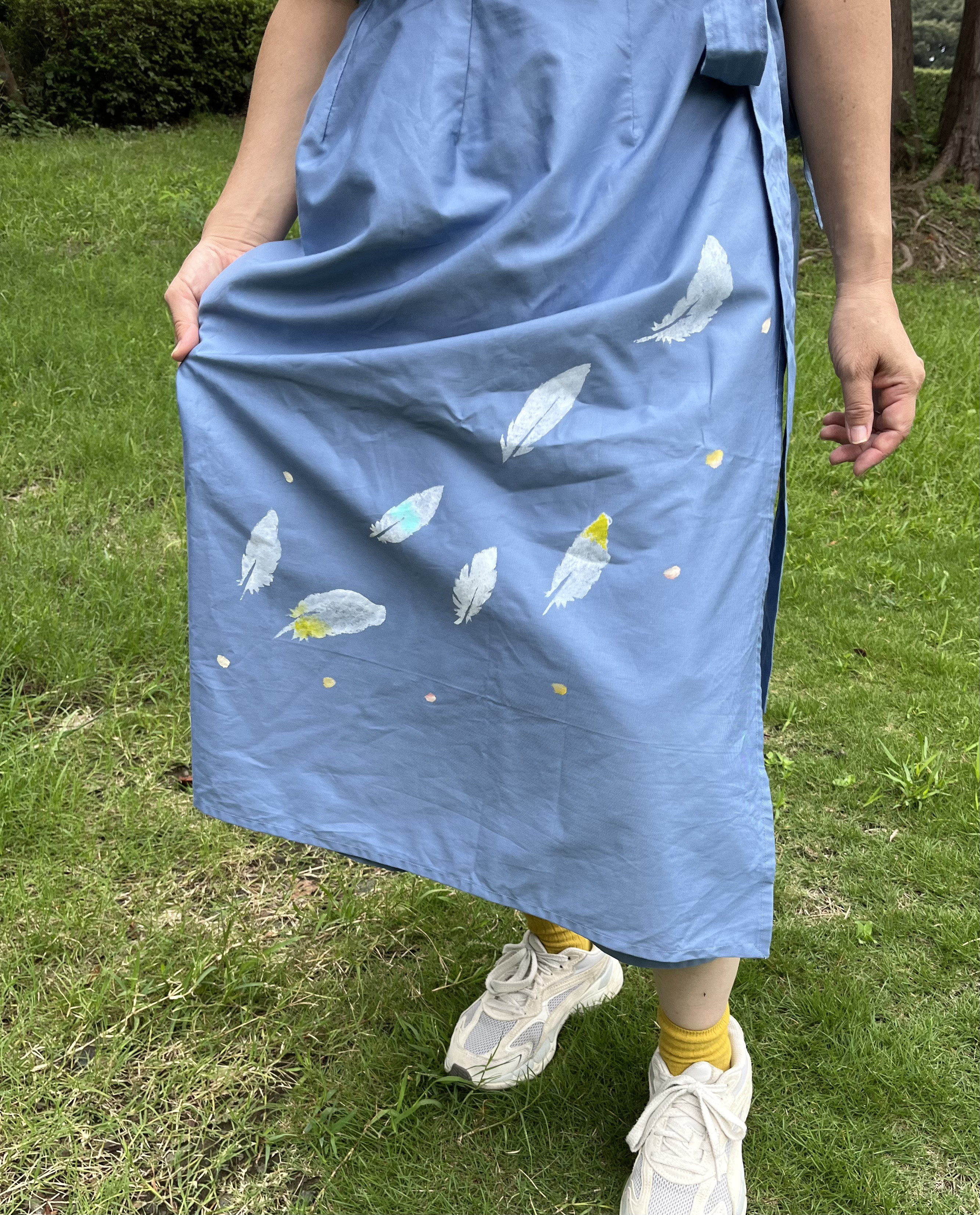 【そよ風　羽根の巻きスカート】空色　春～秋　綿　ウエストフリーサイズ　染色　ステンシル　羽根モチーフ