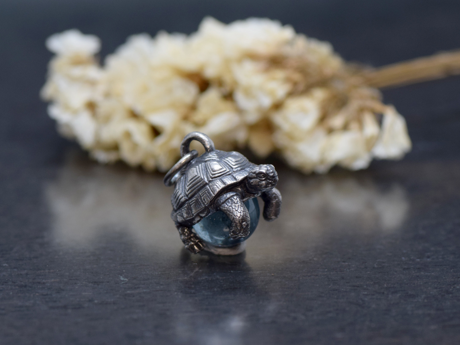 限定1点　身守りリクガメ玉ペンダント　ブルートパーズ　革ヒモネックレス付き