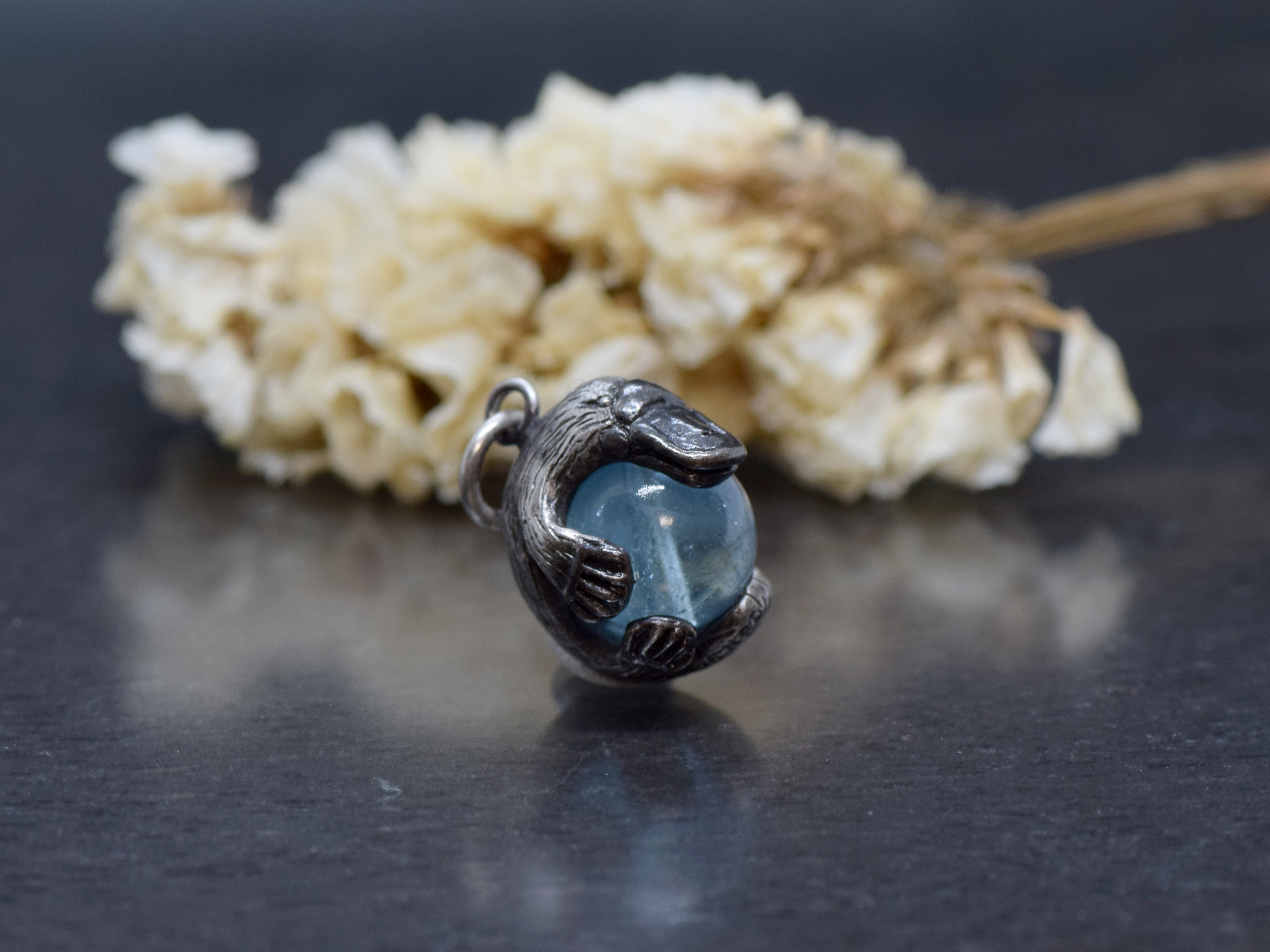 限定1点　生きる化石！珍獣カモノハシ玉ペンダント　ブルートパーズ 　革ひもネックレス付き