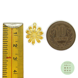 18金メッキのデイジーの真鍮製立体コネクターチャーム（マーガレット/フラワー/ゴールド）#C-0378 4枚目の画像