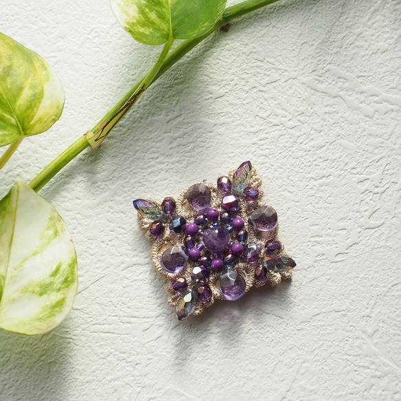 【限定１点】紫の煌めきビーズブローチ（アメジストカラー／古希祝いにも） 2枚目の画像