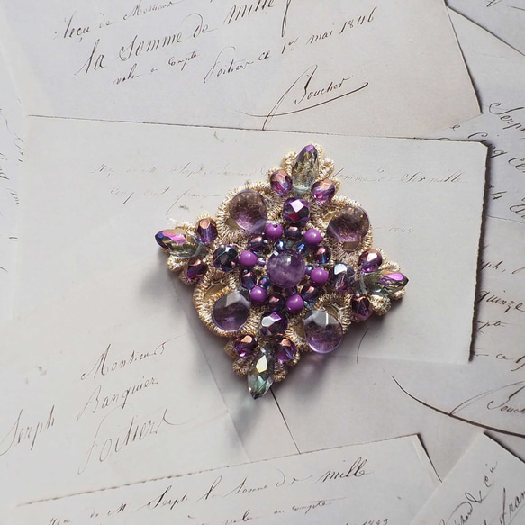 【限定１点】紫の煌めきビーズブローチ（アメジストカラー／古希祝いにも） 1枚目の画像