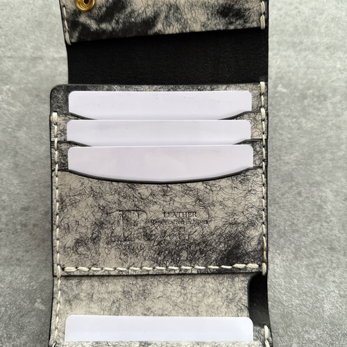 3つ折りウォレット】本革ハーフウォレット マルゴーフォグ ネロ