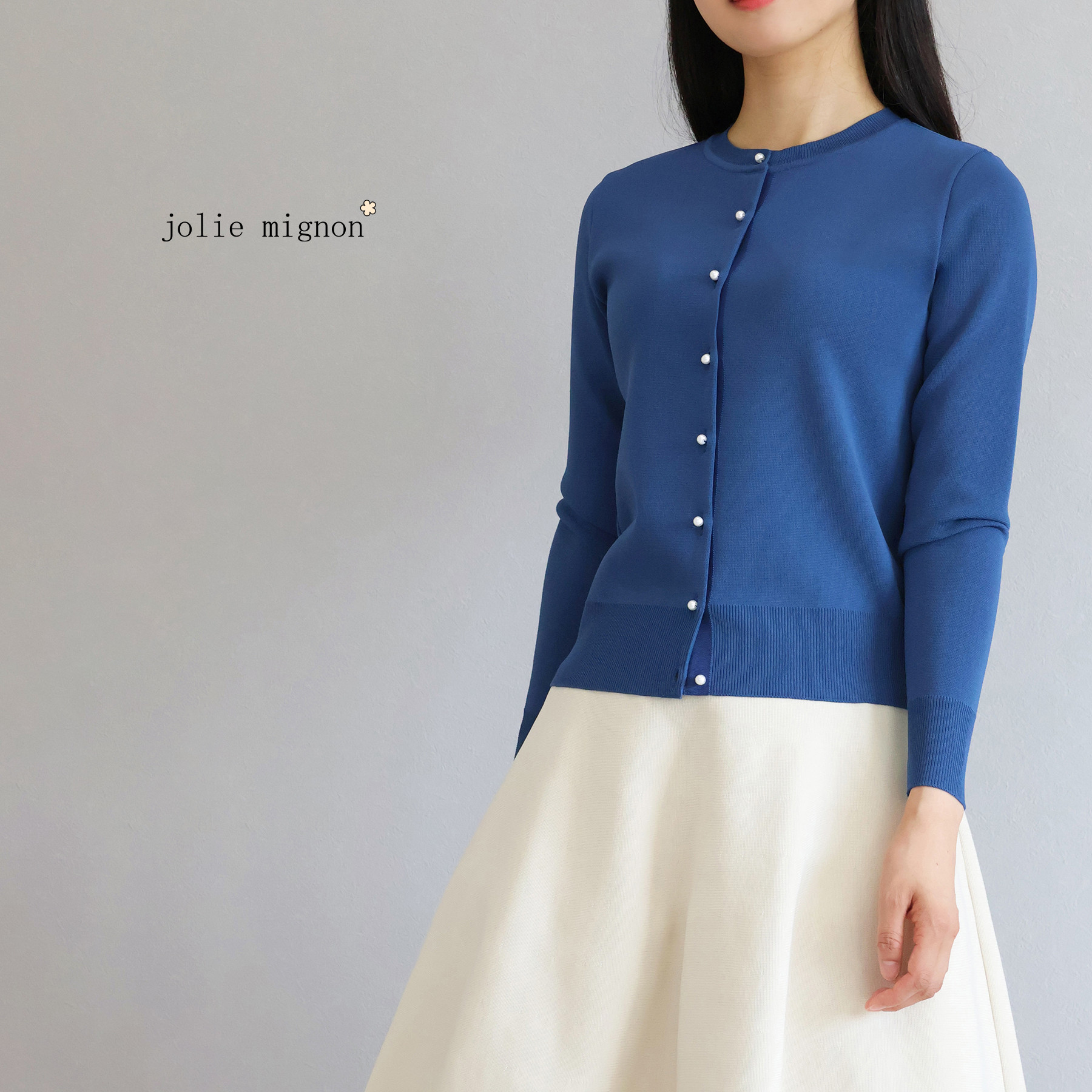 【温度調整に一枚欲しい！】ミラノリブ編み パール釦付きクルーネックカーディガン【ディープブルー】